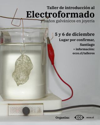 La misma pieza de hoja colgada del ánodo dentro del vaso mientras se electroforma