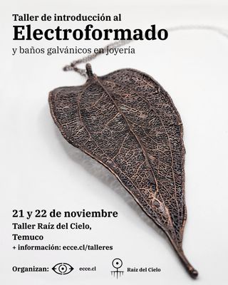 La misma pieza de hoja colgada del ánodo dentro del vaso mientras se electroforma